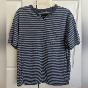 Geoffrey Beene Men’s Striped V-Neck T-Shirt | Blue Gray | Size M
